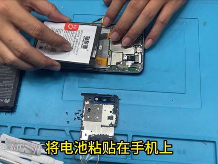 菲耐德天青湖电池 适用荣耀9X手机拆机更换电池视频教程教学 一、【步骤概况】
*加热——拆卸后盖——拆卸主板盖——拆卸电池——装回新电池——还原装回
二、【注意事项】
*加热时请勿一直定着加热,需要晃动均衡加热;
*滑动卡片打开后盖时,请勿将卡片陷入过深,以免伤机子内部排线等零件;
*螺丝拆卸时请放好螺丝,如部分螺丝长短不一致,需1:1拧回;
*拆卸电池时请勿刺破电池;
*装回新电池请先测试使用功能(充电、拍摄、声音、拨电等)
*如测试功能有异常,需关机后再扣开排线;
三、【免责声明】
*电池为菲耐德品牌,适用于对应设备;
*该视频仅供提供参考,拆机更换电池需要一定动手能力,建议在专业人士指导下进行拆卸更换电池,因个人拆卸动手能力等问题原因造成设备损坏,我司不承担对应风险与赔偿,感谢您的理解!
#菲耐德天青湖电池 #菲耐德 #荣耀9x #手机电池 #数码科技