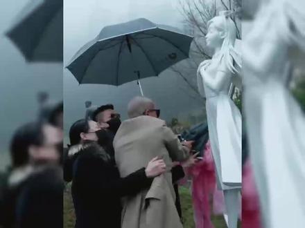 昨天大s雕像揭幕,原来这才是一双儿女未现身的主要原因 #大s#小s#娱乐评论大赏 #内容启发搜索 #热点