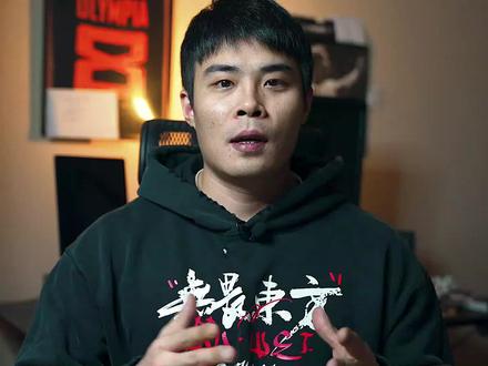 罗马尼亚健美职业赛一鸣惊人的闫首鸣,健美传奇惠勒更称赞@健美路上的闫首鸣和陪伴他的刘奕彤 的形体是惊人的 #健美 #肌肉 #闫首鸣
