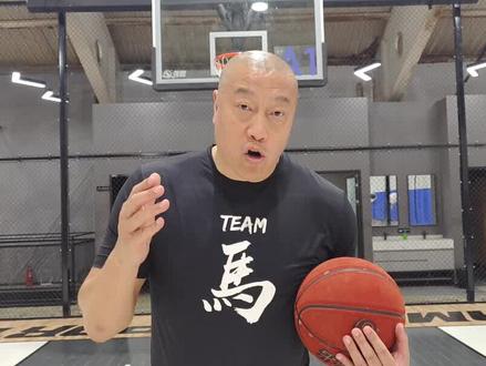 打篮球要先培养正确的打球方式,也就是球商。一个人技术再好,但只会低头自己运球,那他一样不会打篮球,认可吗?#篮球教学 #马健 #篮球干货
