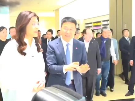 郑丽文亲自试驾小米汽车#郑丽文 #两岸 #偶遇明星 #明星侧拍 #小米汽车