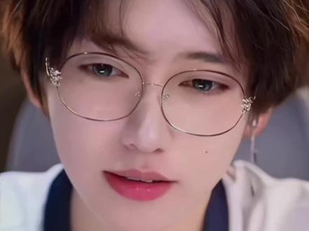 高中同学手机屏保都是元元,向元元索要说法😂#开心元元#校园生活#恋爱#屏保该换了系列#元元大王的直播日记@开心元元