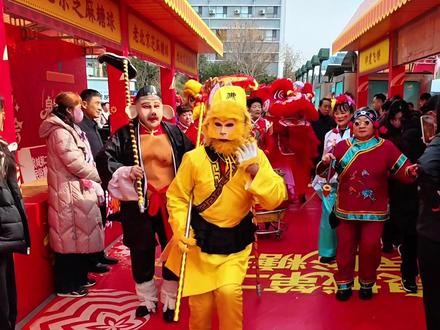 济南糖球会百十家小吃!碳水狂欢打卡必冲! 大年初一到十五,吃喝玩乐舞狮杂耍全都有,趵突泉看完花灯就来糖球会#热气腾腾中国年 #2026糖球会 #来济南逛糖球会 #泉城第二届糖球会 #老百姓关心的话题