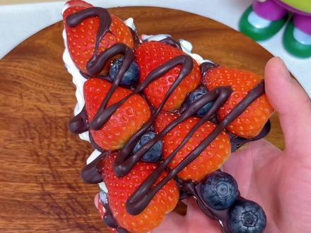 圣诞节快到了🎉只要用一袋巧克力就能解锁的圣诞树草莓酸奶砖,一口下去真的超满足!快点给家里小朋友也安排起来吧😋#动手自己做美食 #圣诞草莓酸奶砖 #治愈系美食 #圣诞节美食 #好吃到停不下来