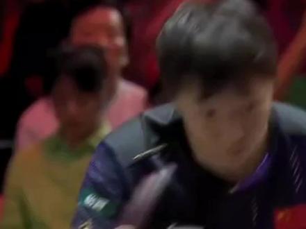 刚刚结束一场新加坡大满贯的女单比赛,王曼昱3:0横扫曾尖,强势晋级女单32强。整场比赛王曼昱稳扎稳打、专注每一分,犀利的球风搭配极致的落点精准控制,和正反手强势压制,牢牢掌控比赛的节奏,最终11比3、11比4、11比1拿下胜利,全场仅让对手得8分,15分钟光速下班。曼昱攻防一体无懈可击,尽显国乒主力的绝对统治力,戒骄戒躁、步步为营,期待曼昱后续的比赛继续保持火热的状态,一路高歌猛进!#王曼昱