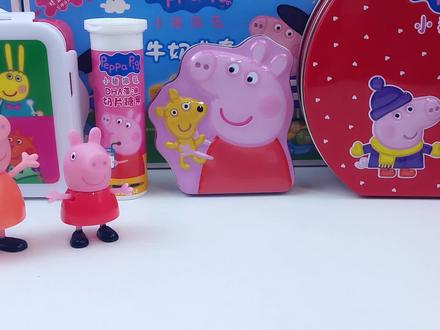 小猪佩奇跑跑车玩具和零食,一起来试吃软糖奶片糖和戒指糖