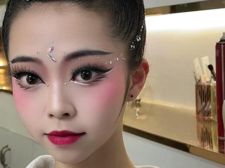 #儿童舞台妆 妆容分享来咯 干净整洁 #独舞剧目#能抗的住原相机质感妆容 ,这是舞台妆容,粉底用的是膏体的,来看看流程