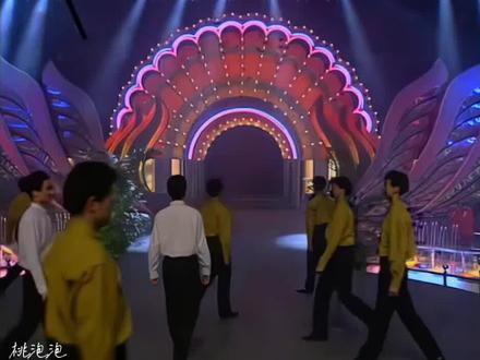 《众人划桨开大船》是1993年中央电视台春节联欢晚会上由付笛声演唱的励志歌曲。
基本信息:由魏明伦、王持久填词,陈翔宇作曲,后收录于付笛声发行的EP《知心爱人》中。
创作背景:1993年,魏明伦担任央视春晚总撰稿,当时姜昆写了相声《大船》,魏明伦参与创作了《众人划桨开大船》配合该相声。虽相声未通过审核,但歌曲登上了春晚舞台。
歌曲特色:歌曲采用劳动号子风格,流畅有力。歌词如“一支竹篙耶,难渡汪洋海,众人划桨哟,开动大帆船”“一根筷子耶,轻轻被折断,十双筷子呦,牢牢抱成团”等,用朴实的语言和比喻,体现了齐心协力、团结互助的精神。
获奖情况:获得了“春兰杯”我最喜爱的春节晚会节目评选歌舞类二等奖。#前奏一响拾起多少人的回忆 #经典老歌 #一代人的回忆 #精彩片段 #1993年春晚