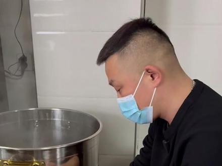 王院长亲自买青鱼,为老人做无刺鱼丸汤#正能量 #关爱老人 #养老院日常 #养老院的真实生活 #养老院里欢乐多