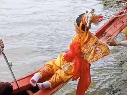 潮汕揭阳部分地区划龙舟,船头坐男童,是太子打扮,(龙太子、卧龙归)手握扇子嘴含口哨,是榕江流域独特的龙舟元素,是吉祥的象征“倚龙规”的入选者是经过挑选有胆略而机敏的人 #潮汕习俗 #龙舟争渡过端午