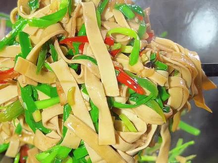 今天做了这个下饭菜给孩子和老公,米饭竟然做少了不够吃,下次一定要多做点了#豆皮 #韭菜 #千张 #跟着抖音学做菜 @DOU+小助手