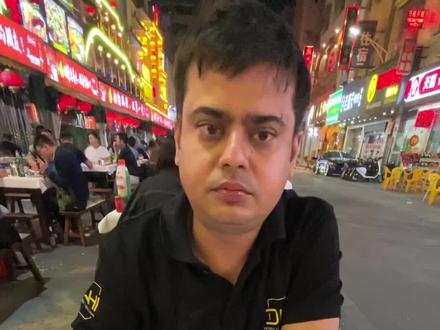 在印度,牛粪是非常洁净和神圣的,牛粪具有“包治百病”的功能,过节时人们用互抹牛粪来表达祝福#记录真实生活