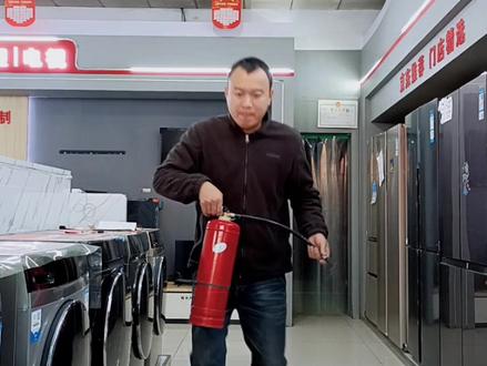 顾老板差点吓出心跳!空调外机漏水,冒白烟是怎么回事?#空调
#空调制热 #同城热门 #电器知识分享