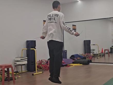 每周训练安排(通用高效版)
每周练 4–5天,跳1休1,别天天高强度。
1. 速度日(练快)
- 热身 5–10 分钟
- 30秒全力跳 × 6–8组,组间休 60–90秒
- 目标:30秒内尽量多,不追求完美,追求快
- 收尾:拉伸 5 分钟
2. 耐力日(练久)
- 热身 5–10 分钟
- 1分钟跳 × 4–6组,组间休 45–60秒
- 或 2分钟跳 × 3–4组,组间休 90秒
- 要求:节奏稳、不绊绳、呼吸不乱
- 收尾:拉伸 5 分钟
3. 技术日(练不绊绳)
- 热身 5–10 分钟
- 慢节奏连续跳 3–5分钟 × 2–3组
- 重点:手腕发力、小跳、前脚掌落地、大臂贴身体
- 加练:单脚交替跳 / 开合跳 / 高抬腿跳 各 30秒 × 3组
- 收尾:拉伸 5 分钟
4. 模拟考试日(练稳定)
- 热身 5–10 分钟
#- 按考试要求完整模拟 1–2次(如1分钟/3分钟)
- 中间休 3–5分钟
- 记录次数,找问题:是绊绳多?还是后半程掉速?
- 收尾:拉伸 5 分钟#五维四型 #征兵季