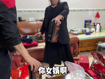这广东女婿就是靠谱,过年先回娘家送礼,把后备箱都塞满了