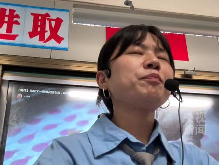 当学生满口“包的包的”网络梗,语文老师耐心引导解释:“喜欢说这些话是偷懒的人,我们要做好中国人,说好中国话。”网友:这波引导很关键👍🏻@文小叨老师