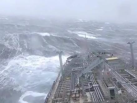 9月8日(发布时间),装运20万吨原油遭遇16级台风,海员讲述惊心动魄经历。#真实事件 #热点新闻 #视觉震撼 #现场实拍 #新闻 @抖音广告助手 #海外生活