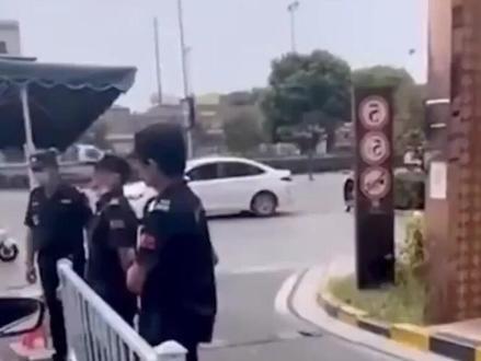 宝马拒交10元停车费,业主和保安互殴,业主叫嚣:看门狗叫什么