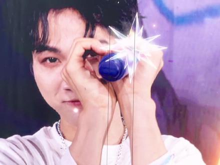 那个大喊wmls的出去拔萝卜的人,还记得大明湖畔的smls吗 #周深 #周深武汉演唱会 两天的混剪,本来武汉也是亲亲热热抱抱爱爱的,现在你看这事儿整的