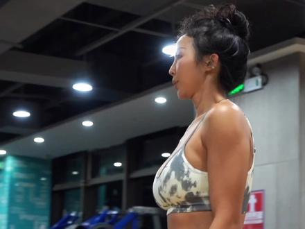 一个普普通通的#练背日 #健身 #毫无训练痕迹 #撸铁女孩