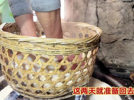 过完年就要回去当大人了,爸妈亲手磨豆腐、打醇豆浆 这一口,就是家的味道。