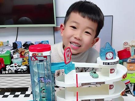 这是放学回来第一时间要要的玩具 男孩停车场大楼公路汽车滑行旋转儿童 #电动轨道玩具 #生日礼物 #停车场玩具 #新年礼物