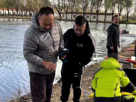 大家猜猜池塘里的鱼看到自己头顶上有东西嗷嗷地跑还挺快心里怎么想的?这个爱好大家觉得怎么样?反正我觉得很好…#遥控船 #赛艇