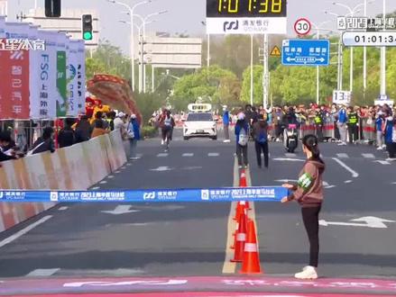 2023上海半程马拉松,每一场马拉松比赛,总归有老外的出现,靠跑马赚,你们怎么能这样呢?#上海马拉松