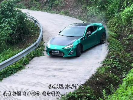 #我申请加入飞驰3沈腾车队 贵州,村GT 独山站拍摄花絮,我没有想赢,只是不想输…#飞驰人生3 #封闭路段拍摄 #贵州村GT #专业动作请勿模仿