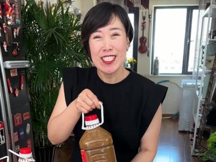 这个东北的黄豆大酱,不是特别咸,直接蘸着吃 还是做个辣椒焖子,炖个鱼都老够味了#东北大酱 #大酱 #黄豆酱 #妈呀太香了