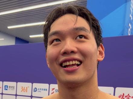 #杭州亚运会 中国游泳队以破亚洲纪录的成绩夺得#男子4x100米自由泳接力 金牌。作为成员之一,#洪金权 弥补了哥哥#洪金龙 在上届亚运会没能夺金的遗憾
