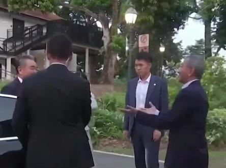 新加坡外长因未打领带向王毅道歉,王毅现场拿掉领带赴宴!