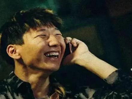 导演只给他4句台词,他却用一个动作惹怒全网,张艺谋都不敢乱改!