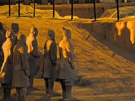 #电影寻秦记双结局 #寻秦记票房 #寻秦记实时票房
其实更喜欢穿越到现代再穿越回去的这一结局。
平行时空版结局之所以能更打动观众,主要因为它巧妙地回应了观众长久以来的情感期待,并提供了另一种“圆满”的可能。
这个结局最核心的感染力在于对遗憾的终极补偿。在原始故事中,项少龙的挚爱赵倩公主之死是无法弥补的痛。隐藏结局让拥有相同容貌的Maggie出现,并解释是“穿越改变了现实”,这并非简单的角色复活,而是通过平行时空理论,给了角色与观众一种心理慰藉:所有的牺牲与别离,可能在另一个宇宙被温柔地修正。
其次,它实现了角色的“全员团圆”与自由选择。主结局中,项少龙是历史洪流中的被动接受者。而隐藏结局里,他不仅主动带领所有重要同伴(包括已成为秦王的赵盘)集体穿越,更在最后赋予团队选择权——回到现代安稳生活,还是再次返回古代并肩作战?这种打破历史宿命的“并肩同行”和自由意志,极大地满足了观众对角色友谊和自主命运的情感投射。
最后,温馨幽默的贺岁基调起到了关键作用。在历经权谋与生死后,十一人在现代香港的日常场景(如赏烟花、吃点心)充满了温馨与喜剧反差,极大地释放了观众的情绪压力,提供了一种纯粹、解压的快乐。