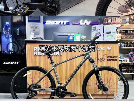 新款的830前盘改为了双盘设计,更加简化了骑行的操作的同时也规避了后期的一些小问题,升级成了18速,香,真香!#捷安特 #总有一款适合你 #自行车推荐 #骑车看风景 #山地车