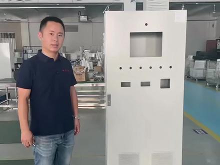 大家好 今天跟大家介绍一台特殊的 这台柜子呢 是用在锂电池行业的 要求整个柜体 不能含有锌和铜 门板打开 内部的五金件像门锁铰链 吊环我们选用304不锈钢 表面喷塑我们选用优质粉末 箱体的结构 使用标准的九折威图型材 焊接而成 左右封板 前后门 内部配有两块大安装板 像日光灯 行程开关 资料袋门限位 接地螺栓全部是威图标配 门板的下端 侧封板的上端装有过滤网 后期可以选装风机 这样就形成一个通风 散热的循环气流 如果你有这方面的需求#非标个性化设计电控柜 #宁波非标个性化设计电控柜 #非标个性化设计电控柜哪家好 #衢州非标个性化设计电控柜厂家 #江苏非标个性化设计电控柜厂家供货