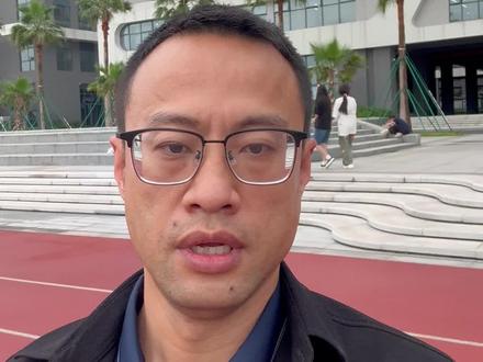 中考还可以复读吗?中考复读有什么限制吗?南昌市教育考试院印发的《南昌市2025年初中学业水平考试报名实施方案》规定,应届、历届初中毕业生,不受年龄限制,均可报名参加中考,所以中考是可以复读的!复读生除不享受均衡生政策外,高中录取不受任何影响。政策文件同时规定严禁普通高中和中职在籍学生报名参加中考。第一年中考过后如果被某所高中或中职学校录取了,但对录取结果不满意,有复读的打算,千万不要报到注册。一旦报到注册,学生的身份就从初中生变成了高中生,失去了再次参加中考的资格,也就不可以再复读了。我们学校今年会开设中考复读课程,欢迎大家咨询了解,也可预约到校参观。#南昌中考#江西南昌#教育#中考倒计时