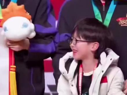 🤔救命!这娃笑到我心都化了~到底谁是姑姑啊?😆
👀国乒赛场萌娃亮了!这反应也太可爱了吧~✨#王楚钦 #5114 #山东魏桥夺乒超男团冠军