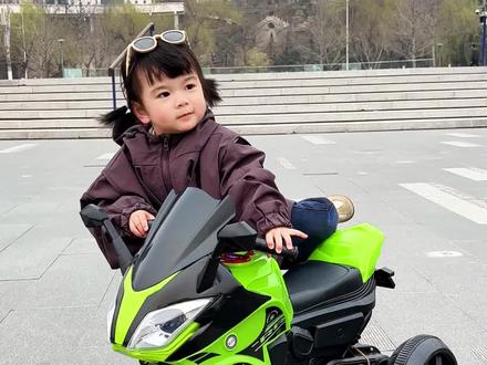 人类幼崽的新座驾🛵童年的快乐就是这么简单~#儿童摩托车 可遥控可自驾,还有智能音乐早教。#萌娃骑车记 #摩托车 #女儿奴
