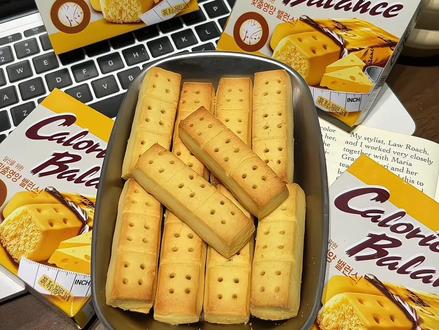 最近火出圈的海太奶酪味压缩饼干我又回购了!它是韩国原装进口的,独立便携包装,打开就能闻到浓浓的奶酪味,入口一口掉渣,口感扎实,甜而不腻,真的特别好吃。#零食对我下手了 #追剧必备零食 #饼干 #追剧小零食