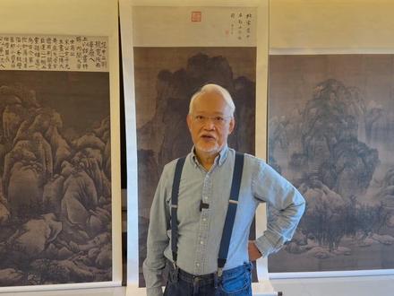 台北故宫博物院正在南院展出的“镇馆之宝”《谿山行旅图》,在树丛里藏了“范宽”两个字,这被传颂了几十年,问题是,那签名是范宽的真迹吗? 为什么一千多年都没被发现?连《石渠宝笈》的记载都写“无款”,还是说早就被发现了只是没人说?又或是假的?让我们来推敲一下,搞不好真是哪个捣蛋鬼后来偷偷加上去的⋯⋯