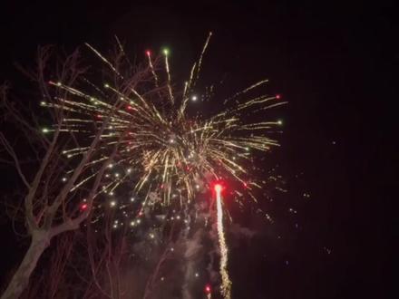 我将永远爱这个市二中🥰2025年的最后一场烟花 ,和亲爱的你们#烟花 #东营市第二中学 #新年烟花