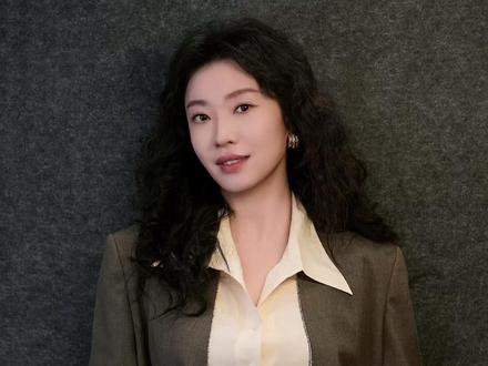 电视剧《老舅》热播,三大看点引热议
由郭京飞、王佳佳等主演的年代轻喜剧《老舅》热播引热议。该剧看似老舅崔国明折腾半生的故事,实则是以老舅为代表的一代人的人生百态。
因此,该剧有三大看点值得期待:
一是聚焦普通人的奋斗轨迹。虽然老舅屡屡失败,但是努力奔向好日子的执着,生动呈现了小人物的韧劲
二是纯正的东北诙谐幽默。轻喜风格包裹的生活百态,拉满笑点的爆梗密集输出,让人啼笑皆非
三是服化道与场景极具年代质感。高度还原的90年代东北风貌极具代入感,极易唤醒观众共鸣
#万万没想到 #强烈推荐 #好剧推荐 #电视剧解说 #电视剧