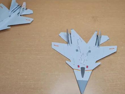 飞鲨纸飞机折叠步骤5