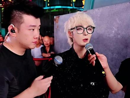 奶奶霸气求场,一首《默》成功拿下1.6W#木森 #木森大舞台 #音乐现场 #人气爆棚 #直播回放