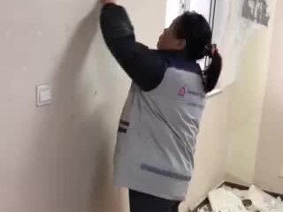 墙纸,墙布被微生物污染后的细菌、病毒、螨虫、很容易引起敏感性疾病及呼吸道疾病,损害家人健康,尤其是老人和儿童。