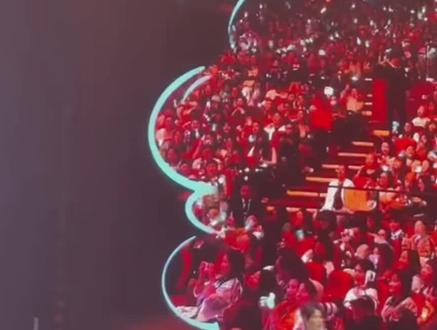 问:云旗的30岁是什么样的?
答:当然是结婚了啊,
云旗:“小白猫,老来我们家吃饭”
郝熠然慌得口齿不清哈哈哈!
#郝熠然#云旗#演唱会 #云旗