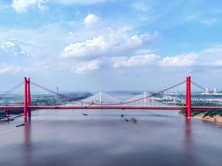 铜陵长江三桥(G3铜陵长江公铁大桥)将于11月6日11时开放通行。届时,普济圩收费站、大通服务区同步开通运营;铜陵南收费站同步关闭并实施改造。铜陵南收费站封闭改造期间,为保障车辆有序通行,过往车辆根据出行目的地可选择有关通行路线(可查阅相关公告)。开通后,G3京台高速公路铜陵长江三桥正式并入高速路网通行收费,原G3京台高速花园收费站将停止缴费功能,普济圩收费站同时开通缴费功能。铜陵长江三桥是世界首座双层斜拉-悬索协作体系大桥,路线全长11.88公里,具有“高速公路、城际铁路、货运铁路、铁水联运”多功能。去年8月27日,G3铜陵长江公铁大桥主桥合龙。去年12月30日,G3铜陵长江公铁大桥全线贯通。