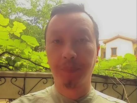 明天就是母亲节了,你知道母亲节真正的由来吗?看完这个视频,一定要把最温柔的祝福,送给为我们奔赴一生的女人!
很多人只记得母亲节要送花、说谢谢,却不知道,这个节日的初衷,从来不是仪式,而是感恩与救赎。
最早的母亲节,是为了致敬所有平凡、伟大、默默付出的母亲。世间万般职业都有薪资、有假期、有轮休,唯独妈妈这个岗位,全年无休、没有薪水、终身在岗。
我们小时候总以为,妈妈是无所不能的超人。
她好像永远不会累,会做好一日三餐,会缝好破旧的衣裳,会摆平我们所有的委屈,会撑起我们小小的全世界。
我们肆无忌惮地撒娇、任性、长大,
却忘了,在成为妈妈之前,
她也是爱撒娇的小姑娘,也怕黑、怕累、怕风雨,也喜欢鲜花和浪漫,也是被爸爸妈妈捧在手心里的宝贝。
只是从生下我们的那一刻起,
她收起了自己的公主裙,褪去了稚气与温柔,披上了名为“母亲”的铠甲,
把所有的偏爱和温柔,全部留给了我们。
岁月无声,时光匆匆,
我们慢慢长大,羽翼渐丰,开始奔赴自己的山海,
而曾经无所不能的超人,却慢慢弯腰、白发丛生,悄悄变老。
她不求我们大富大贵,只求我们平安顺遂;
她从不抱怨生活苦难,只为护我们岁岁无忧。
世界上最伟大、最无私、最不求回报的爱,一定是母爱。
在此,祝愿全天下所有平凡又伟大的母亲:
节日快乐,一生安康!
愿时光温柔以待,愿所有妈妈,不止母亲节,日日被爱,岁岁无忧,永远温柔,永远闪闪发光!
#母亲节 #正能量 #母爱伟大 #妈妈的世界很小里面装满了你 #湖南人在深圳
