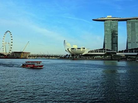 美丽新加坡 来了还想来的地方 新加坡是一个充满活力的岛国,以其高效的经济、多元的文化和迷人的都市风光闻名。新加坡位于马来半岛南端,马六甲海峡出入口,国土面积735.7平方公里,由新加坡岛及附近60多个小岛组成,人口约604万,华人约占74% 。
新加坡的古称是“淡马锡”。其现代发展的关键节点是1819年,英国人斯坦福·莱佛士在此建立贸易站,使其逐渐发展成为重要的商埠。在经历了英国殖民统治和二战时期的日据时期后,新加坡于1965年8月9日脱离马来西亚,成为独立的共和国 。虽然是一个小国,但新加坡是亚洲重要的金融、服务和航运中心,属于发达国家,被誉为“亚洲四小龙”之一 。
新加坡被誉为“花园城市”,整个国家在现代化的都市建设中融入了大量的绿化和花卉,形成了独特的城市景观 。新加坡虽然面积不大,但旅游资源和活动非常丰富。
新加坡樟宜机场,也是一个大型的旅游景点。机场内有多个花园,如星耀樟宜的雨漩涡,是世界上最高的室内瀑布,高达40米,从建筑穹顶中心倾泻而下,日夜呈现不同震撼景象。阶梯式室内森林,横跨5层楼,汇集了约2000棵树木和超过10万株灌木,营造出迷人的热带雨林生态。
鱼尾狮公园是新加坡最具代表性的文化景点,面积仅0.25公顷。公园内的鱼尾狮像为新加坡的标志性象征,游客可以在此与鱼尾狮合影,还能在看台上眺望滨海湾金沙酒店、海滨公园等城市景观。
滨海湾花园是新加坡的热门景点。园内有著名的擎天大树林,夜晚会有色彩斑斓的灯光秀。还有花穹和云雾林等温室,花穹内种植了各种珍稀花卉,云雾林则宛如仙境,游客可以在这里欣赏到独特的植物景观和壮观的瀑布。
来福士广场由著名建筑师贝聿铭设计,是新加坡的地标性建筑。它是一个集购物、餐饮、娱乐、住宿于一体的综合性建筑,内有超过200家零售商店,涵盖了国际时尚品牌、美容店等,还有众多餐厅和咖啡馆。其地理位置优越,与市政厅地铁站直接相连,方便游客前往新加坡其他地方。
牛水街,即新加坡的唐人街,这里保留了很多富有历史感的建筑,能让人感受到浓浓的南洋风情。街边有各种店铺和摊档,售卖特色纪念品、传统手工艺品等,还有众多美食摊位和餐馆,提供肉骨茶、海南鸡饭等地道的新加坡美食。
英语和华语在新加坡通用,大部分标志都有中文,交流很方便。新加坡是一个让人难以忘怀的美丽地方。